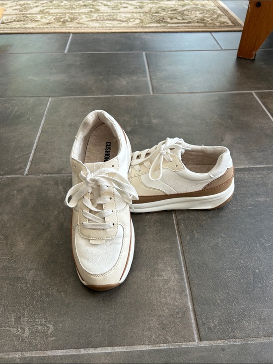 Cushionaire Shoes - Cushionaire White and Tan Sneakers